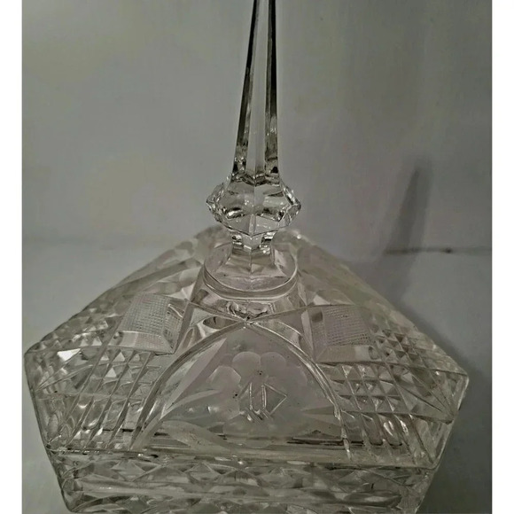 VINTAGE ELEGANT TRI-FOOTED CRYSTAL GLASS CANDY DISH WITH ORNATE TALL SPIRED LID - Picture 3 of 6